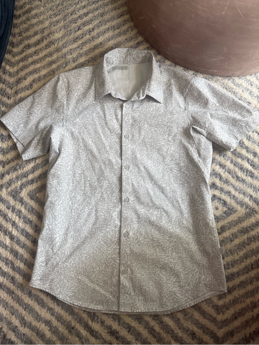 Lululemon Men's Short-Sleeve Button-Down Shirt in Light Gray Abstract Print